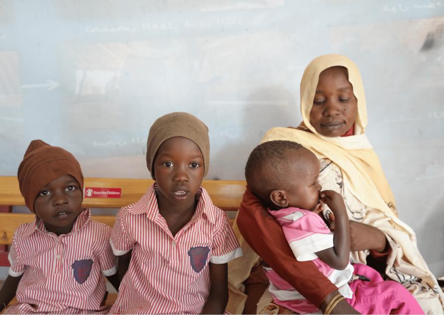 famiglia in sud sudan di mamma con bambini 