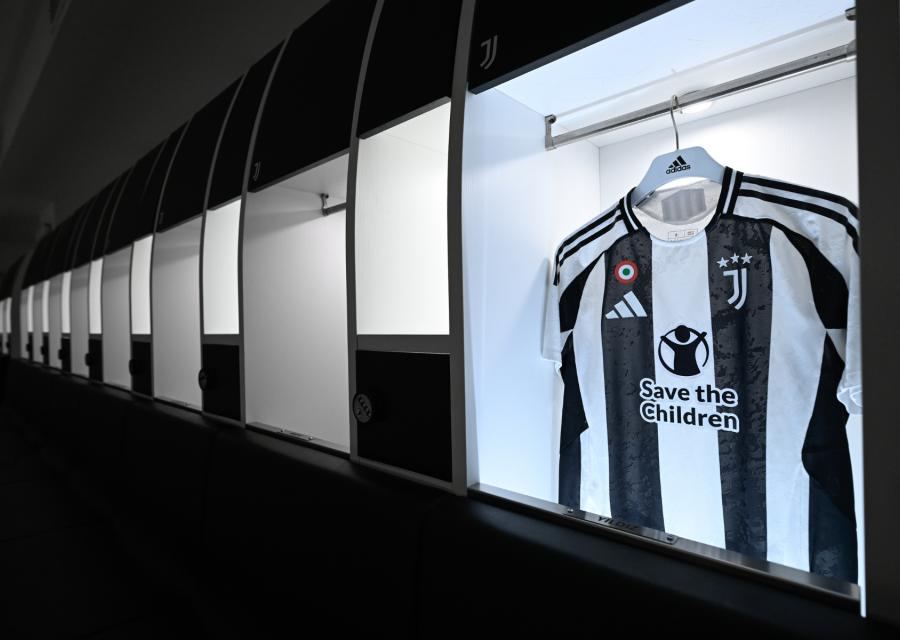 Maglia della Juventus con logo Save the Children 