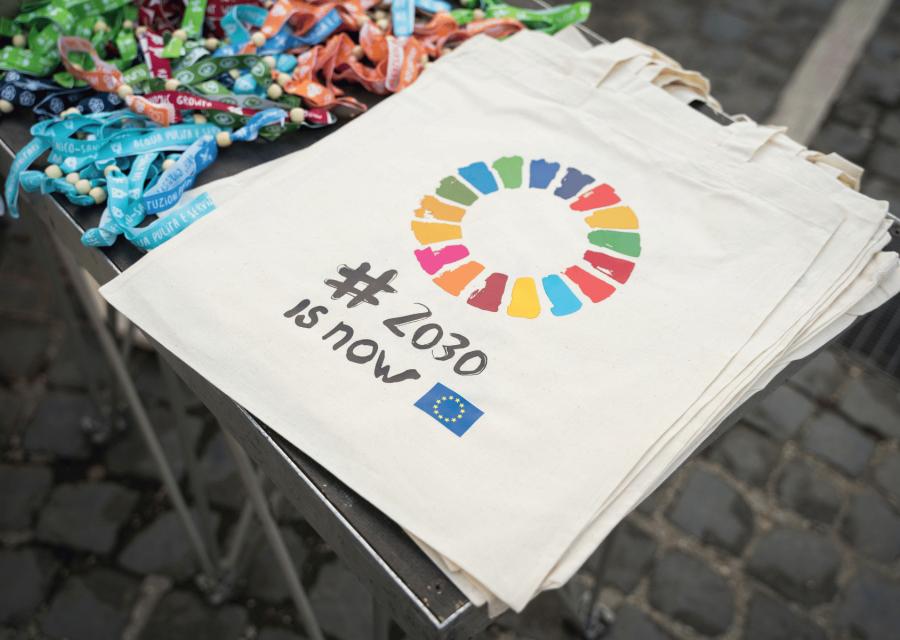Borsa di tela con logo degli SDG e scritta "#2030 is now"