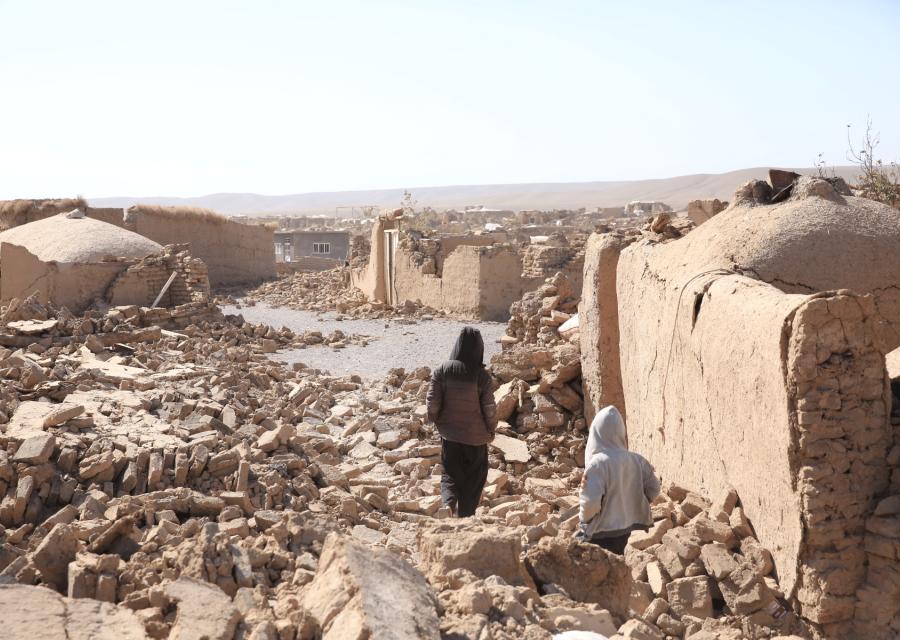 Bambino che cammina tra le macerie dopo il terremoto in Afghanistan del 2023