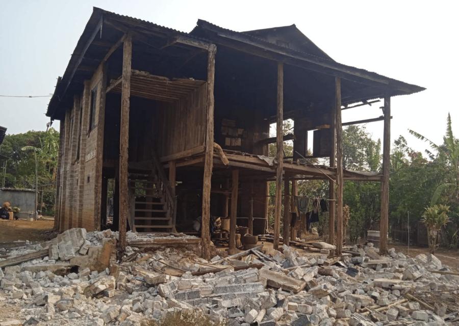 Casa distrutta a Shan state in Myanmar a causa del terremoto 