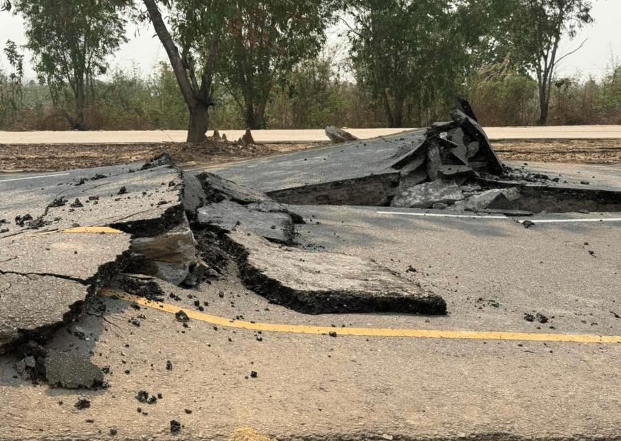 Asfalto distrutto da forte scossa di terremoto in Myanmar
