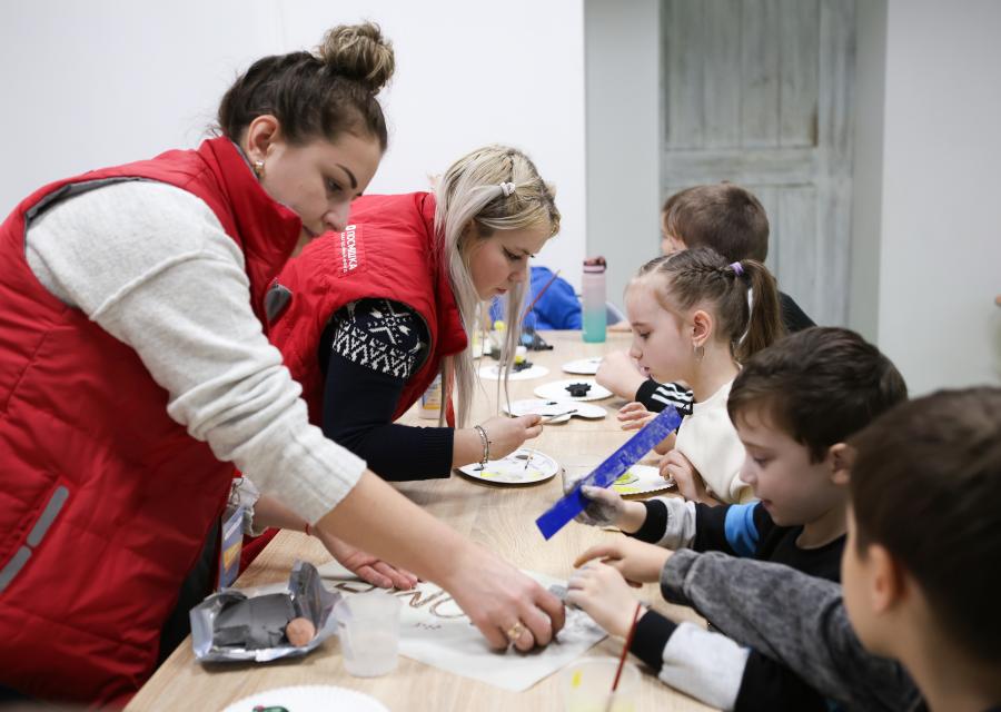 operatrici supportano bambini e bambine in Ucraina 