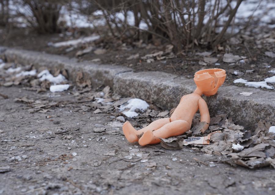 Giocattolo di bambino a terra distrutto