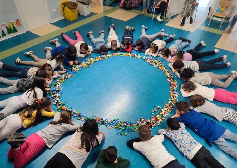 bambini a terra che giocano in cerchio