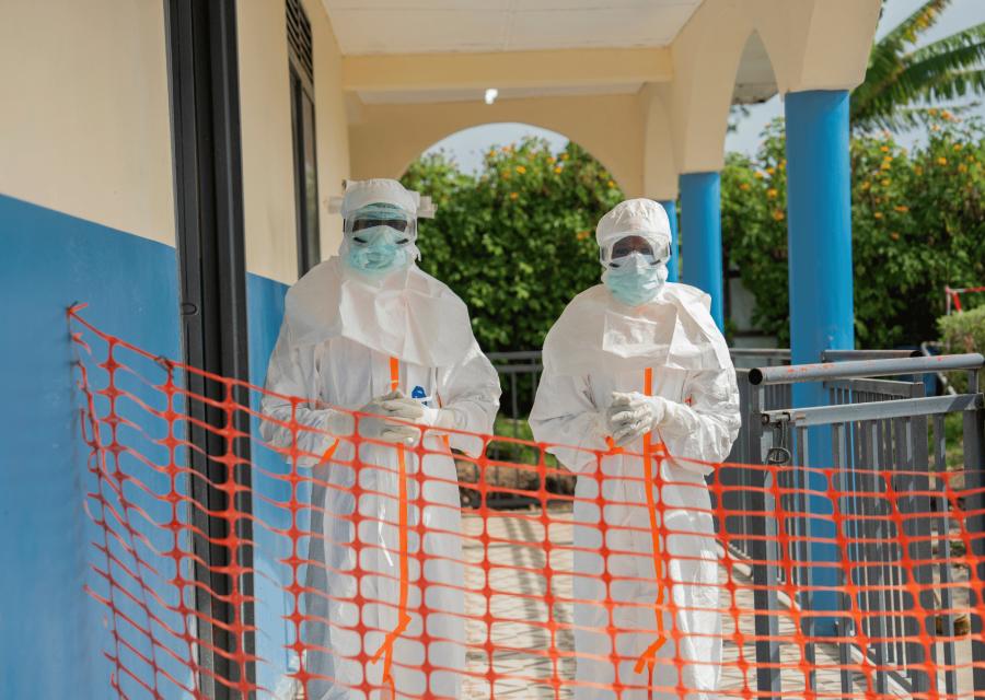 Due operatori sanitari in prima linea uno accanto all'altro con dispositivi di protezione individuale in un centro di trattamento per l'Ebola