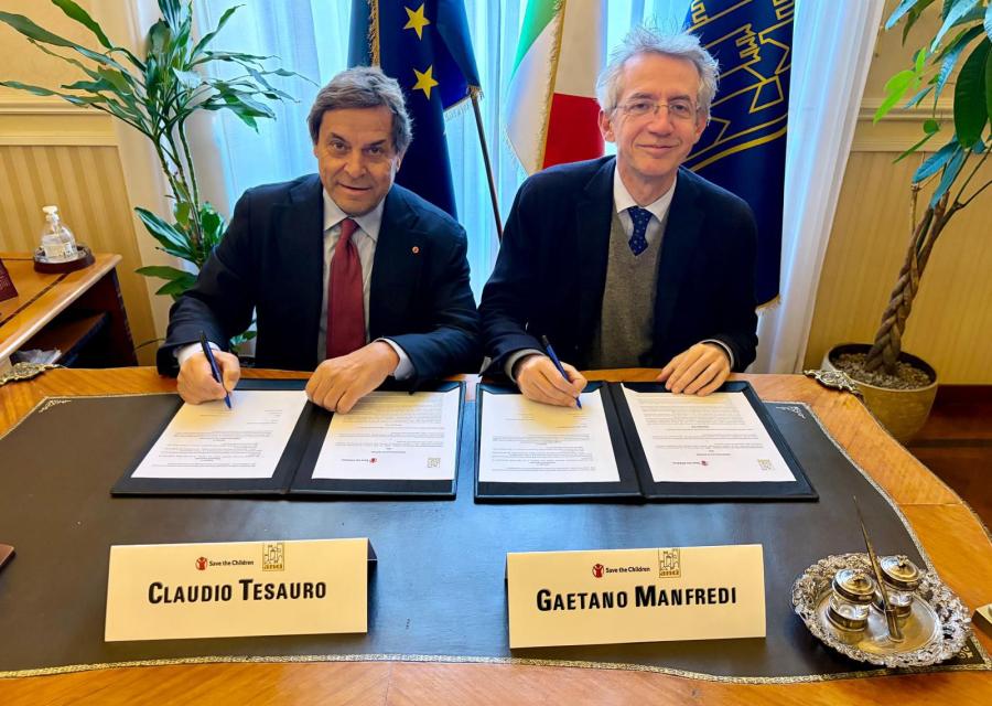 due persone firmano accordo 