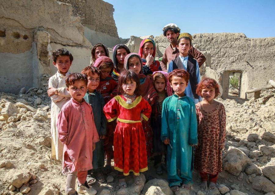 gruppo di bambini afghani tra le macerie