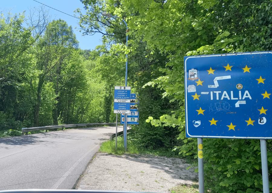 Cartello che indica la frontiera Europa - Italia