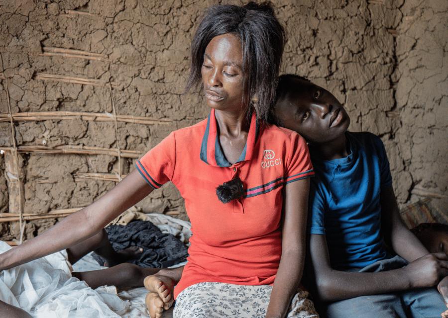 Madre e figlio nella Repubblica Democratica del Congo seduti su un letto 