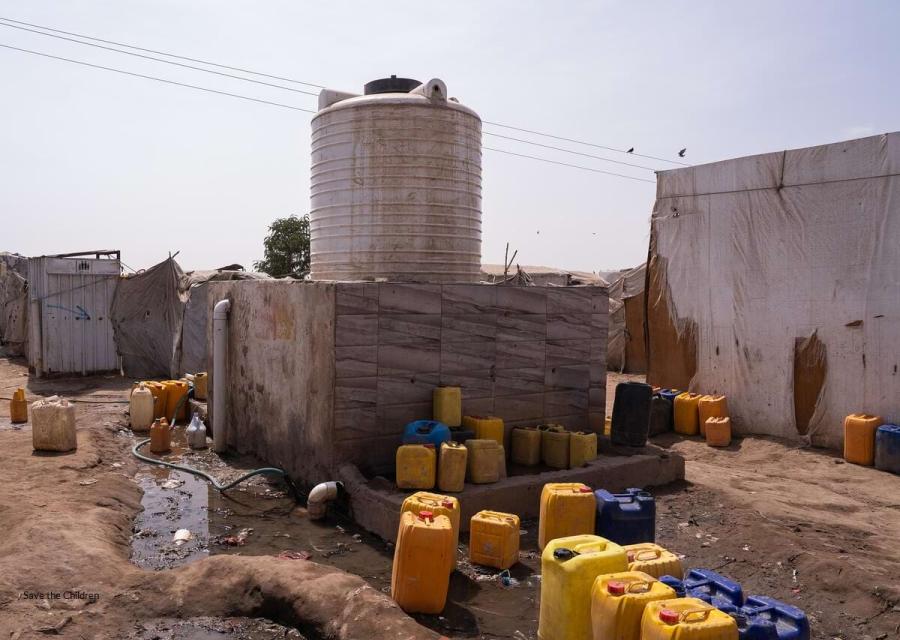 Paesaggio con taniche in Yemen