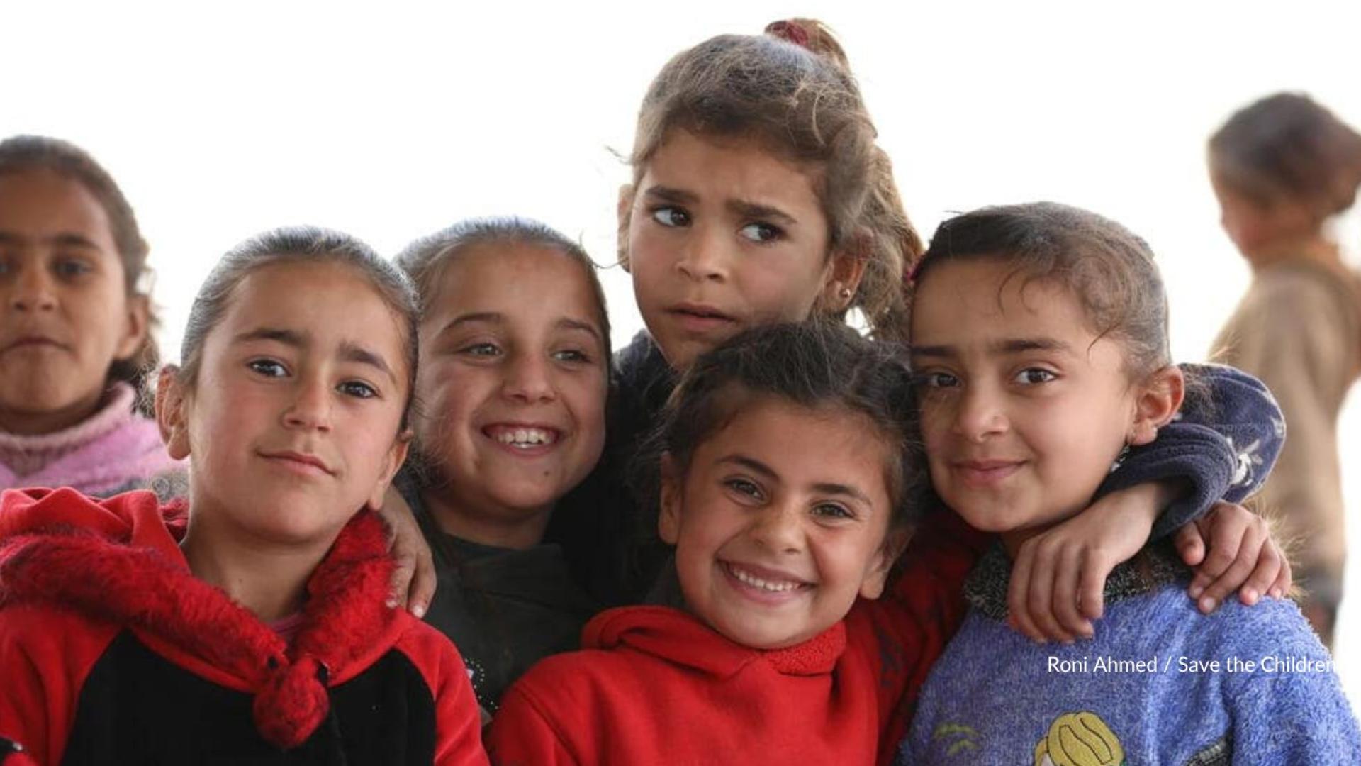 bambini e bambine sorridenti che si abbracciano 