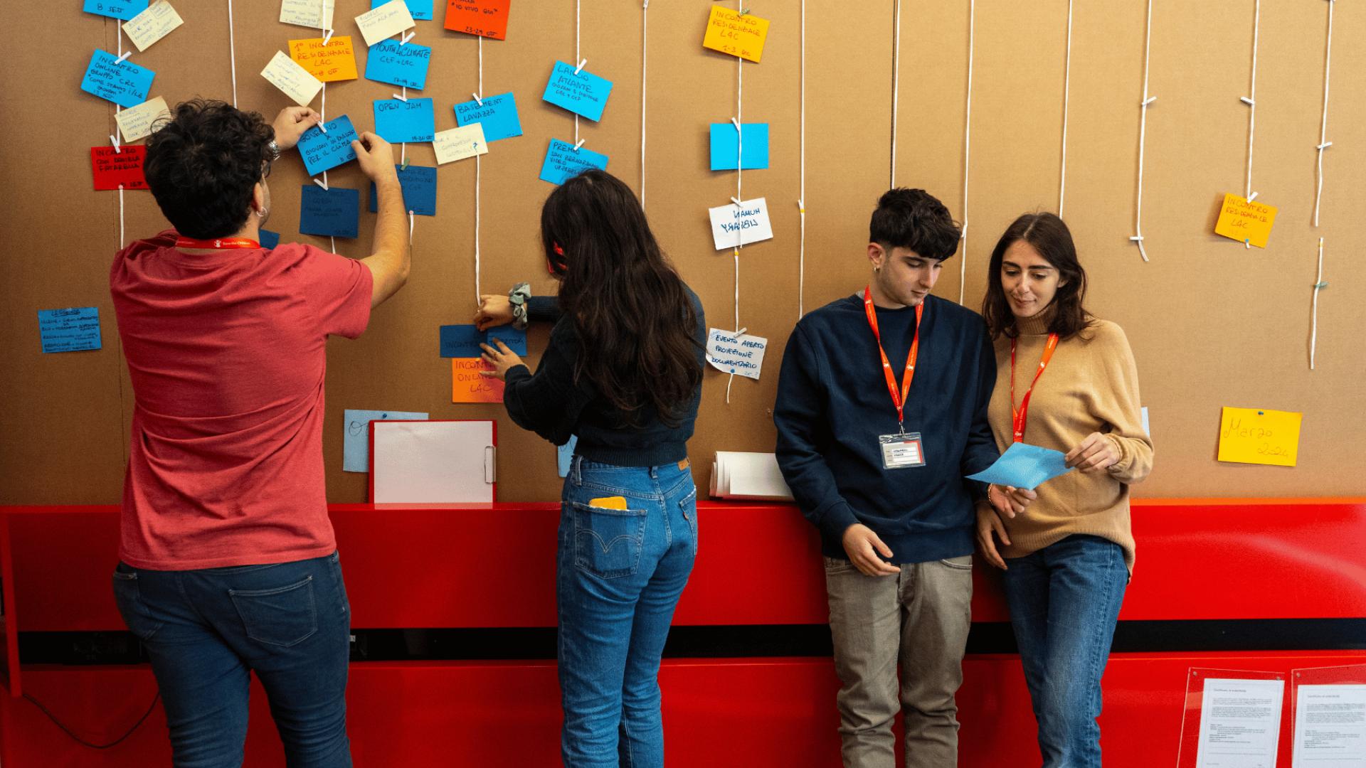 Ragazzi e ragazze allo Spazio Giovani di Save the Children
