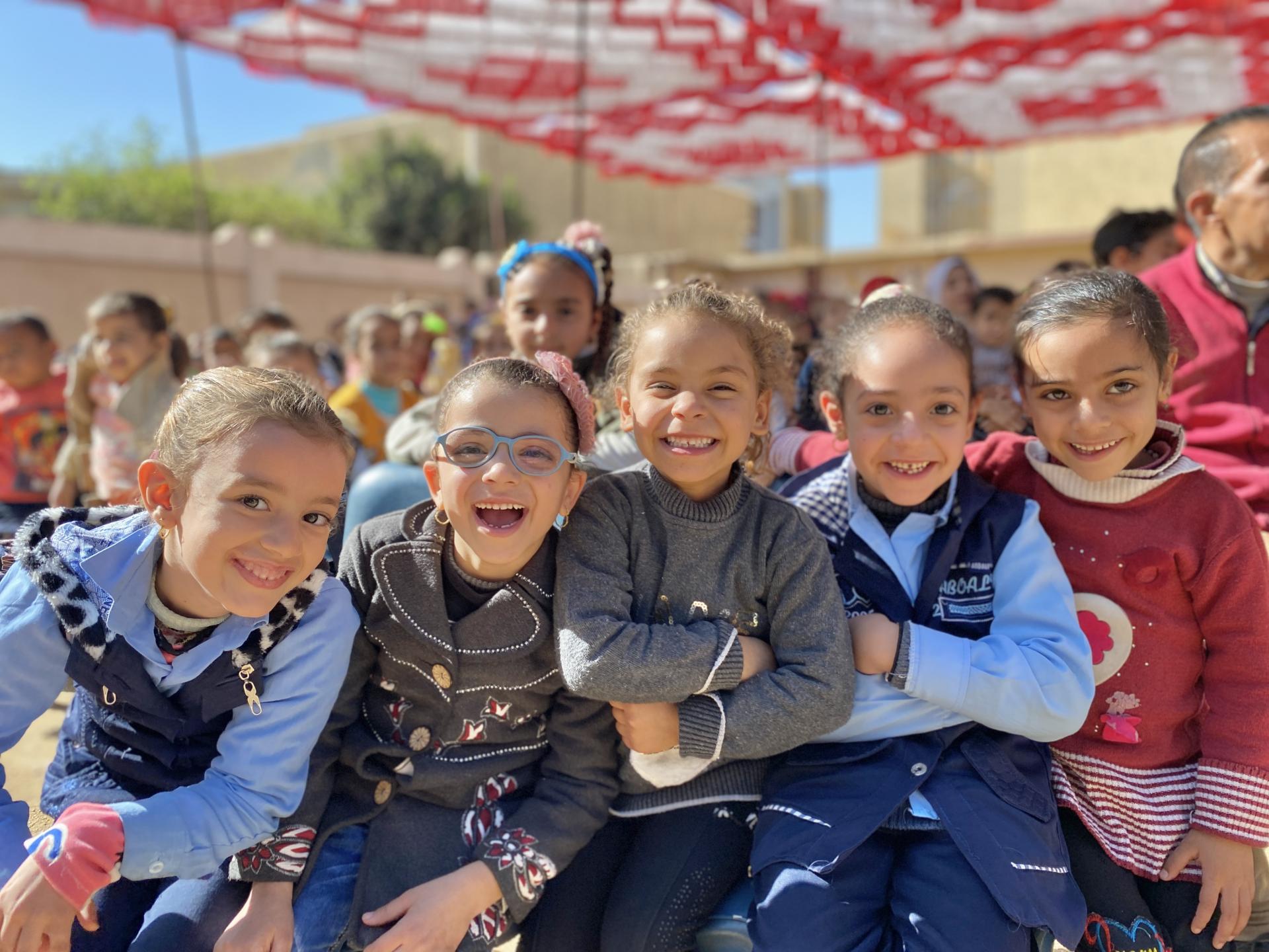 Foto di un gruppo di bambini e bambine