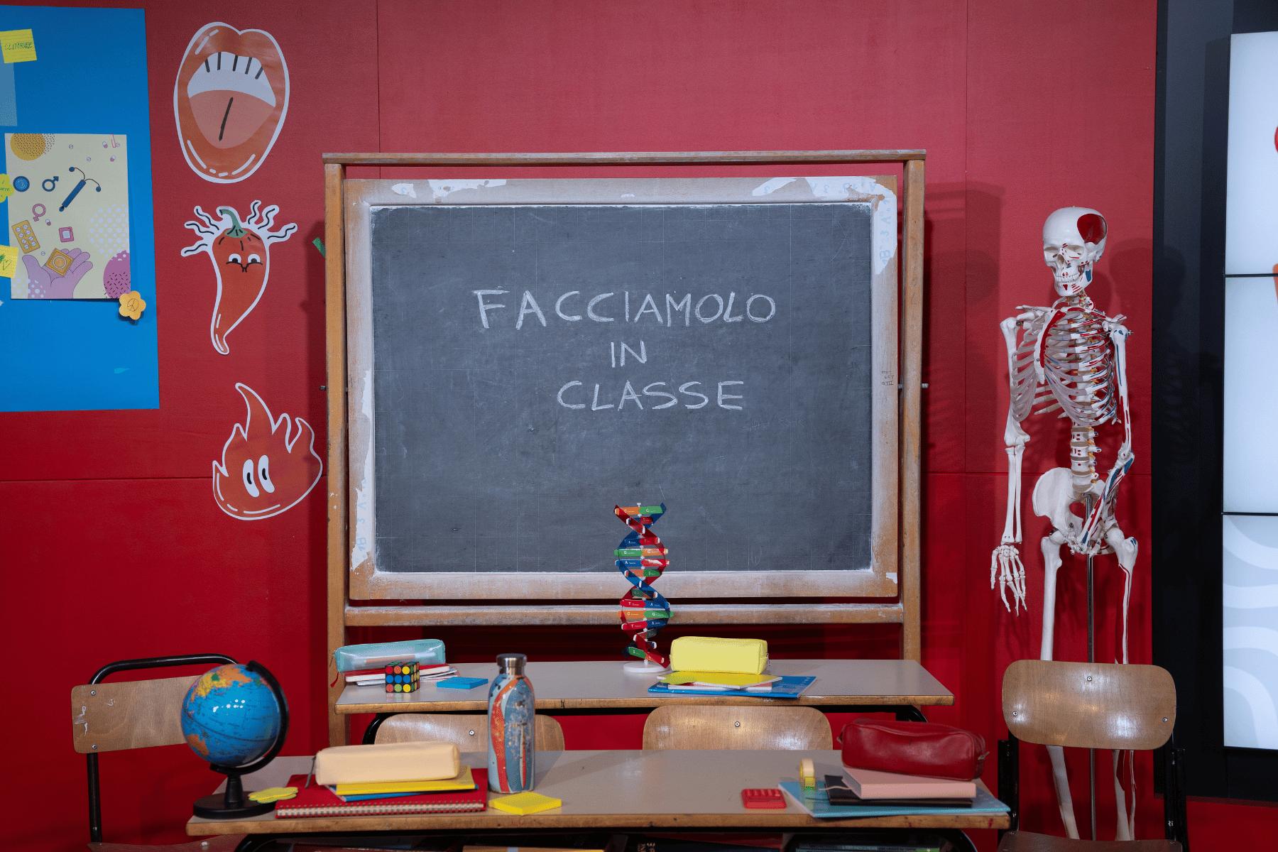 Lavagna con scritto "Facciamolo in Classe" la campagna sull'educazione sessuale e affettiva di Save the Children Italia