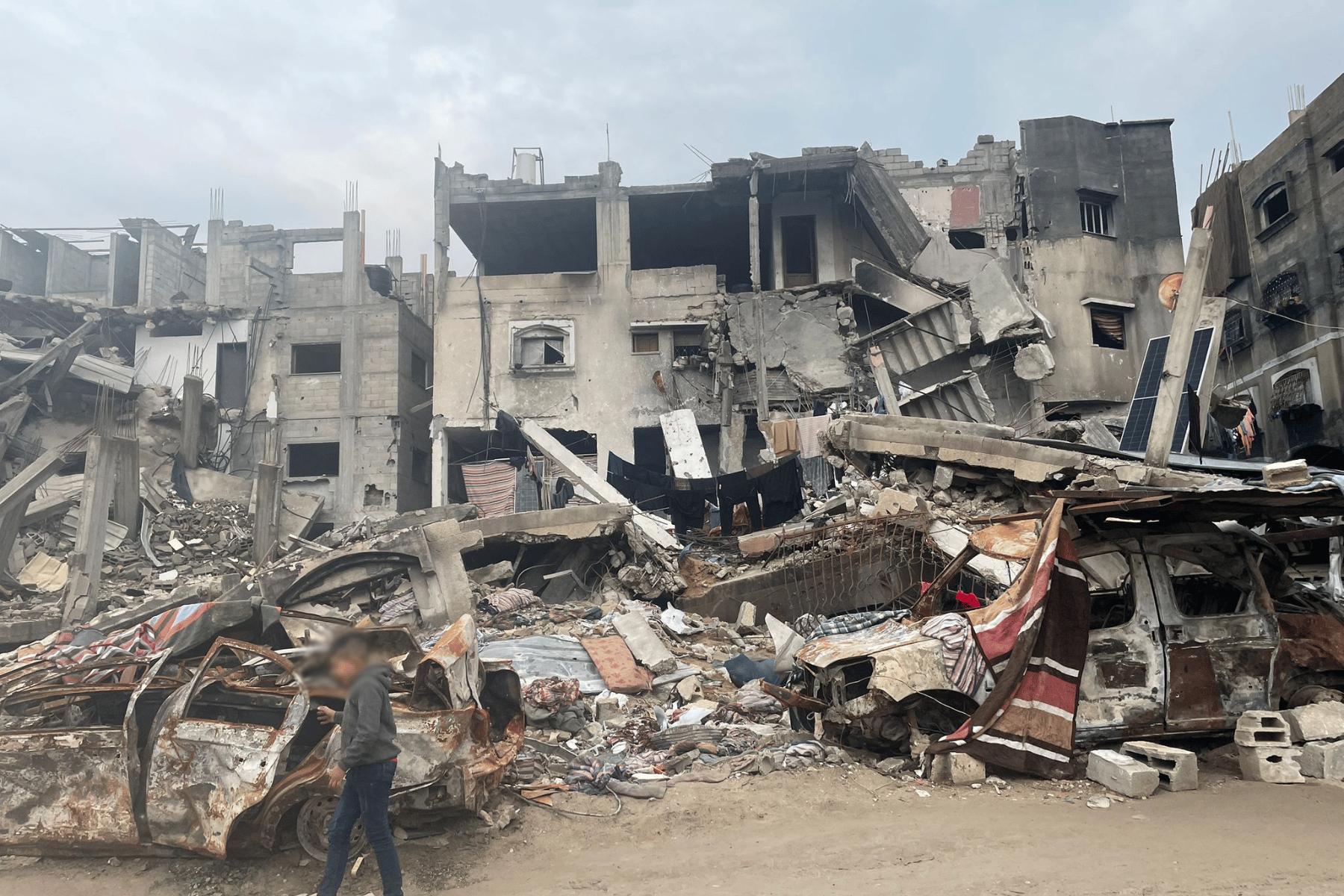 Bambino a Gaza con sfondo di macerie 