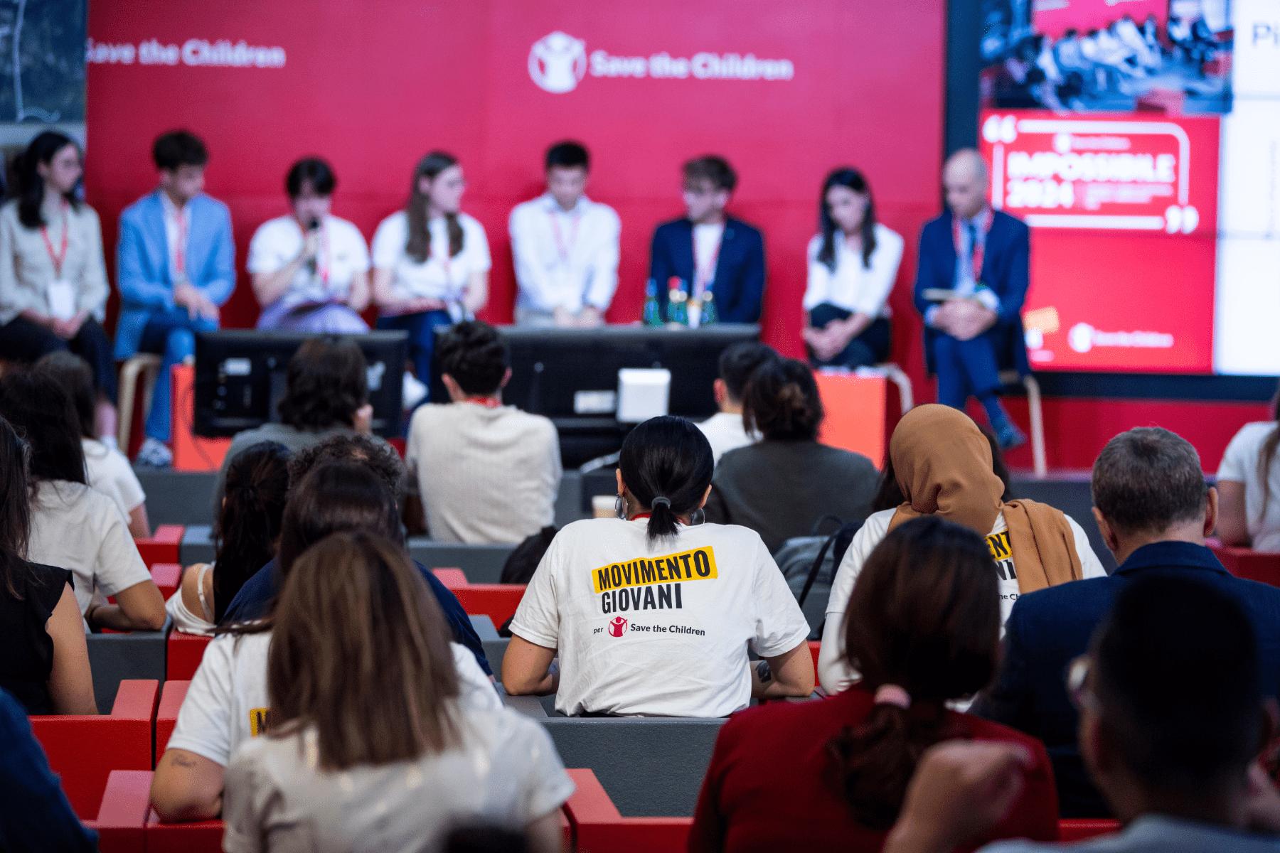 Ragazzi e ragazze che partecipano ad un incontro nella sede di Save the Children 