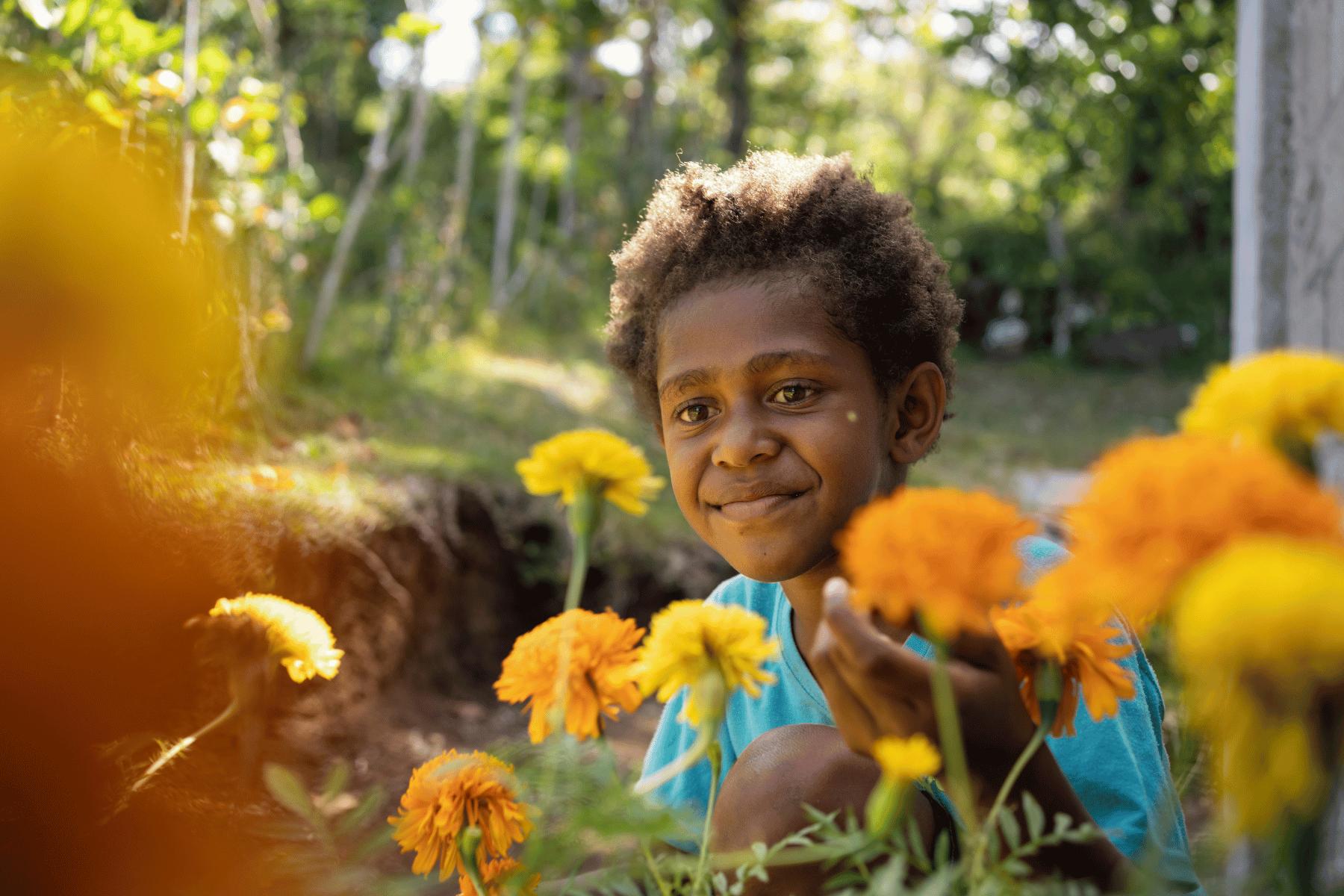 Bambina tra fiori gialli