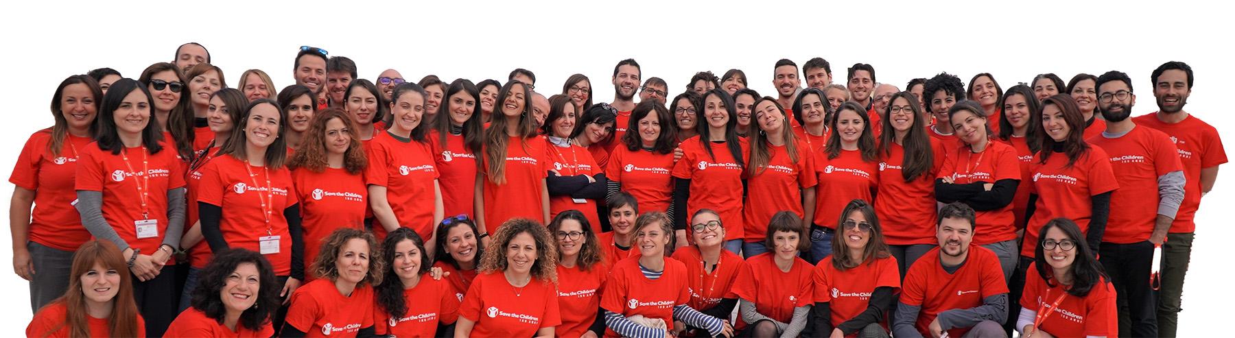 Un gruppo di dipendenti di Save the Children sorridenti