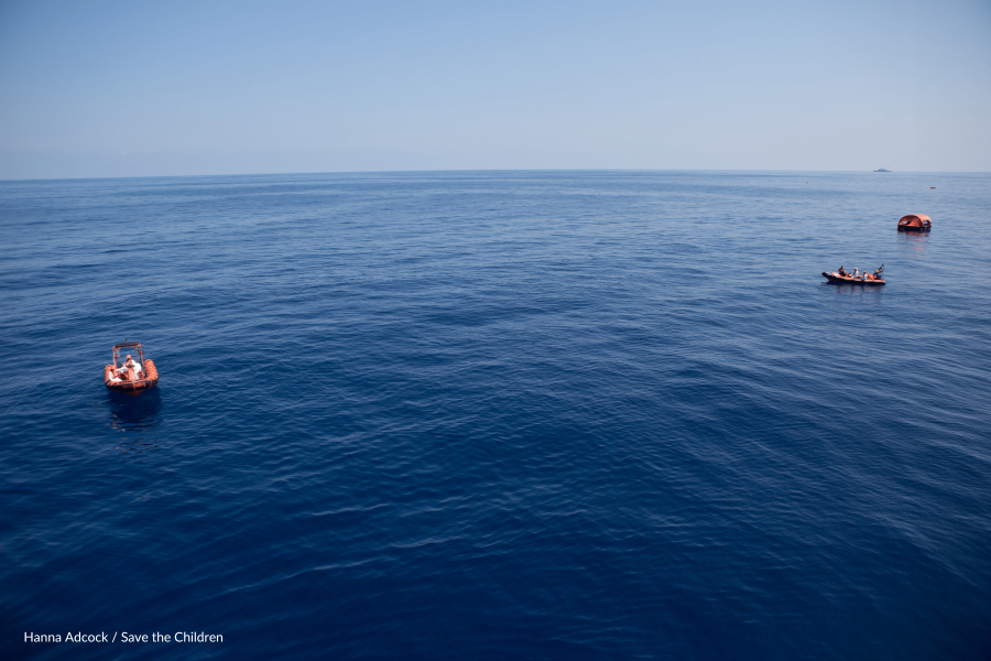 Mare con navi di ricerca e soccorso. L'immagine fa riferimento all'operazione di ricerca e salvataggio svolta da Save the Children nel Mediterraneo nel 2016. La missione umanitaria di ricerca e soccorso in mare non è più attiva.