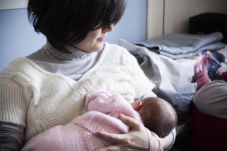madre con in braccio il figlio mentre allatta