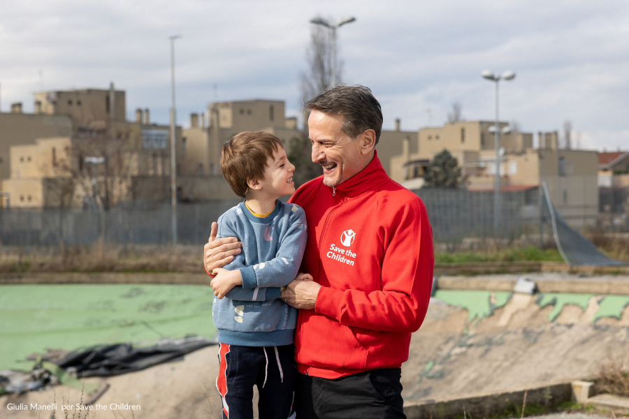 cesare bocci che abbraccia bambino 