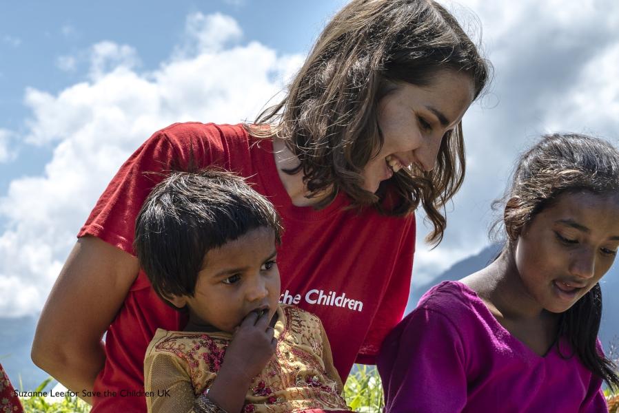 Operatrice Save the Children che gioca con due bambine