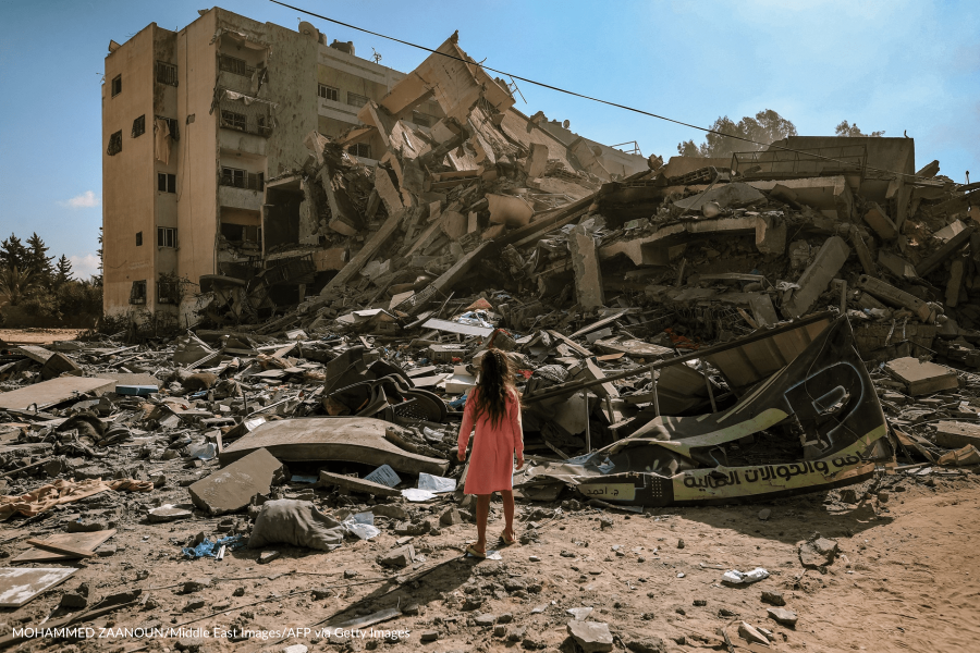 bambina a Gaza di fronte a macerie