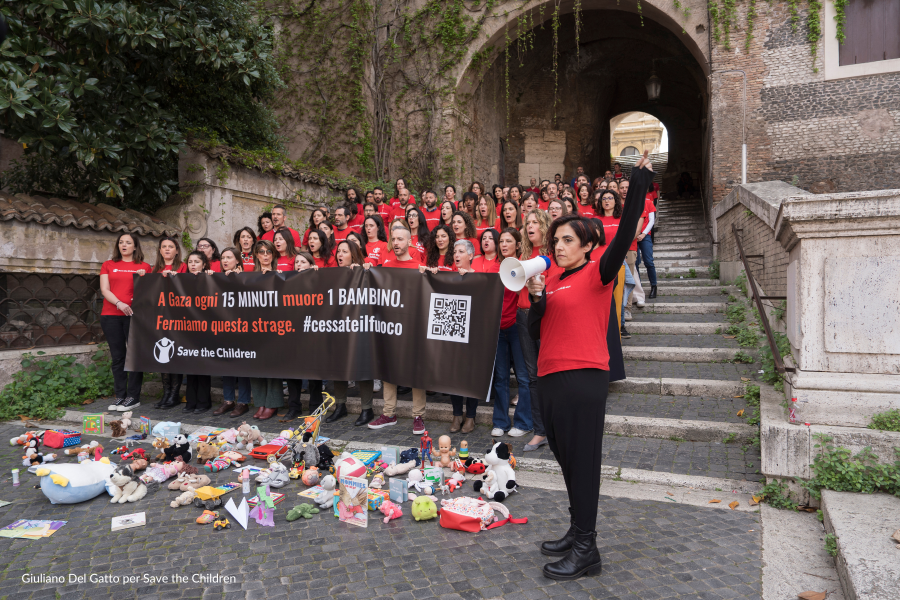 staff save the children con striscione che chiede di cessare il fuoco a gaza