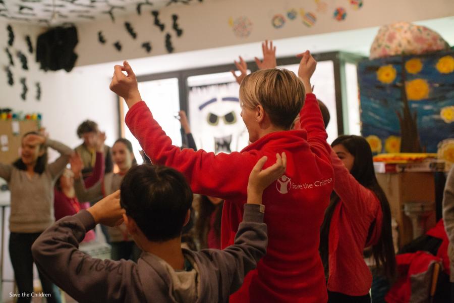 Operatrice Save the Children che balla insieme ai ragazzi 