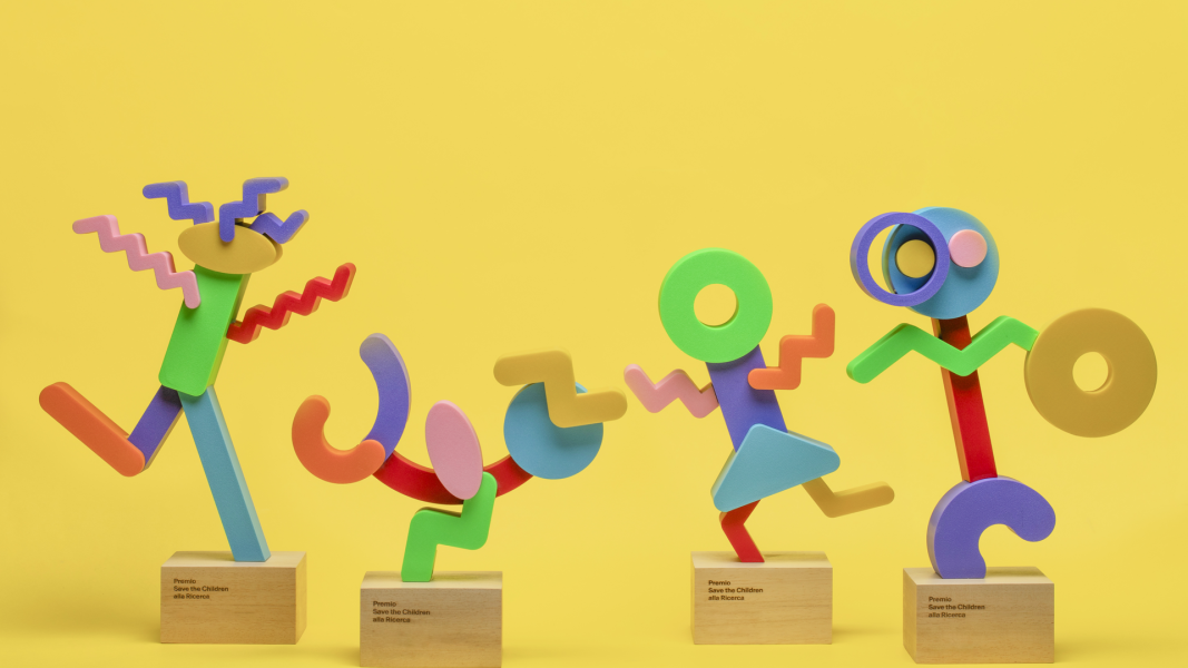 statuette premio ricerca save the children per l'infanzia