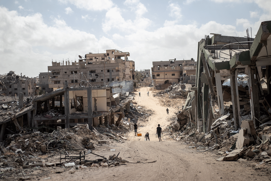 Bambini camminano tra le strade distrutte nella Striscia di Gaza