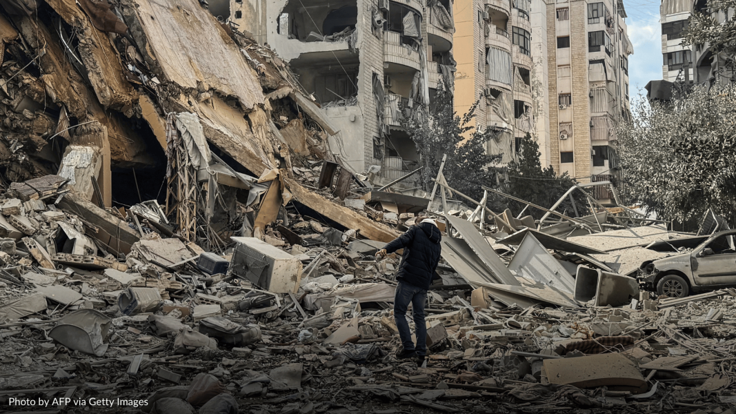 Detriti ricoprono una strada dopo un attacco aereo israeliano che ha preso di mira il quartiere Maamoura, nei sobborghi meridionali di Beirut, il 4 marzo 2026.