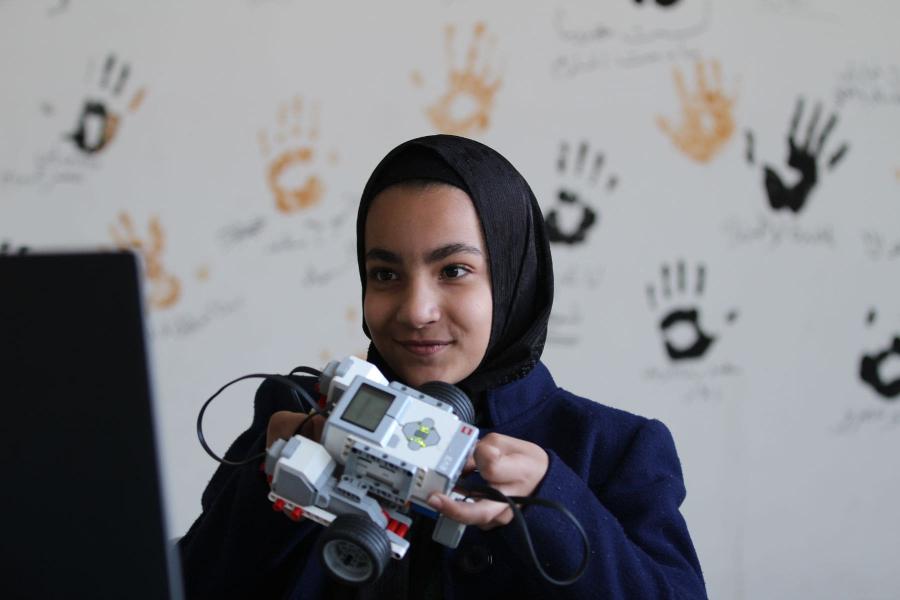 ragazza tiene in mano un robot