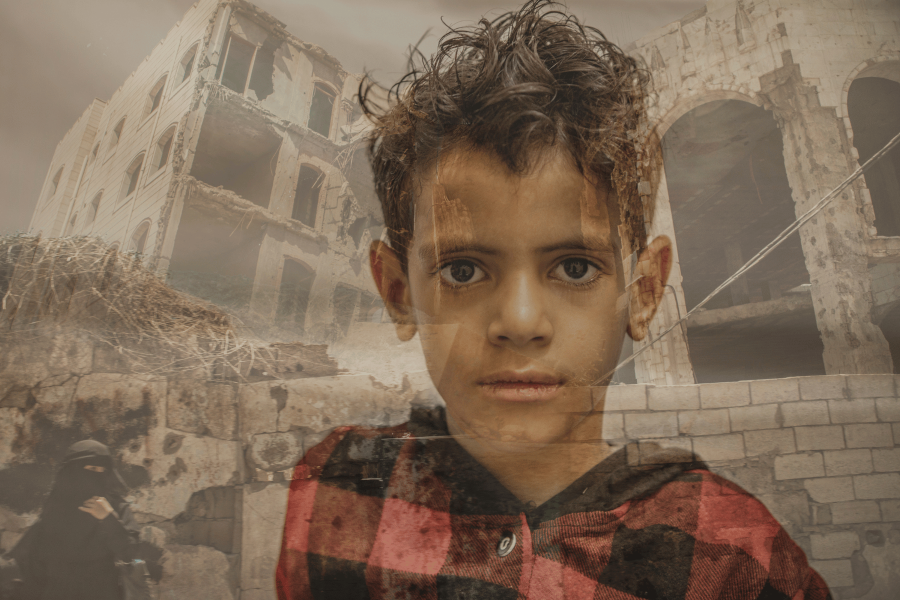 Primo piano di viso di bambino con sfondo stilografico in trasparenza con palazzo distrutto in Yemen