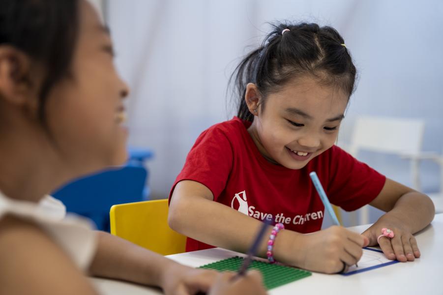 due bambini disegnano insieme